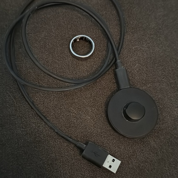 Oura Ring Gen3 Horizon Size 9 in Silver - Picture 3 of 5